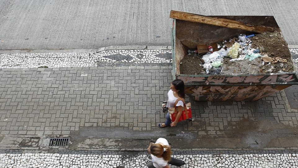Caçambas colocadas sobre calçadas devem deixar uma área livre de pelo menos 0,7 m de largura, sendo 1,5 m o melhor espaço para a passagem de pedestres. | Jonathan Campos/Gazeta do Povo