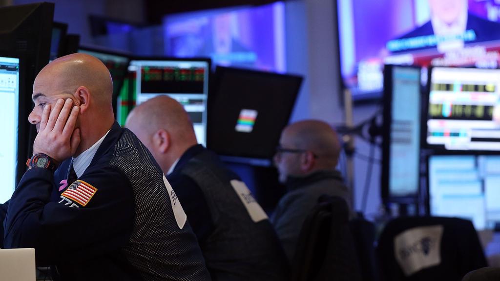 Operadores da bolsa de Nova York acompanham divulgação dos juros nos EUA. | SPENCER PLATT/AFP