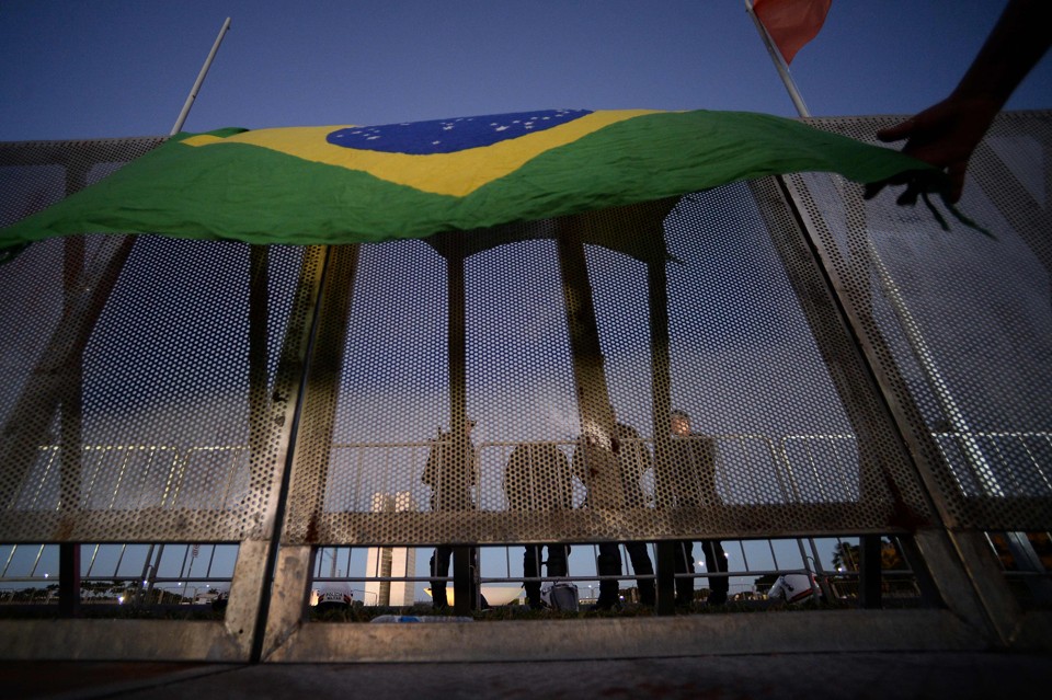 Grade que separa os manifestantes do Congresso: governo diz ter revertido a tendência. | Andressa Anholete/AFP