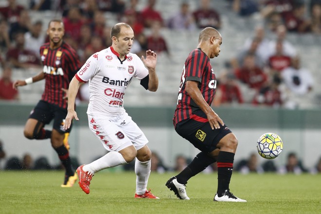 Walter em campo. Jogador atuou um pouco mais recuado que o normal. | Albari Rosa/Gazeta do Povo