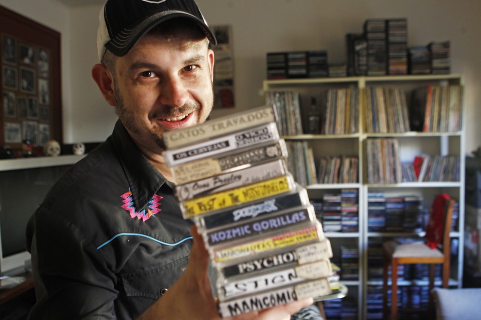 O músico Mutant Cox e seu acervo magnético: geração “fitas demo” | Antônio More/Gazeta do Povo