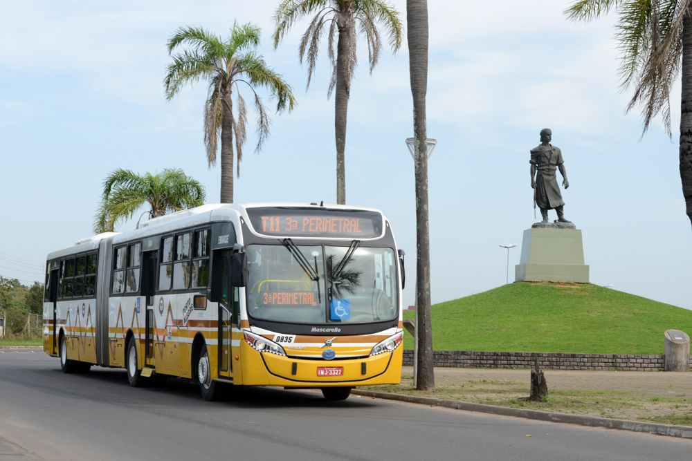 Na contramão da crise, empresa pública de Porto Alegre comprou 50 novos Ônibus em 2015 | /