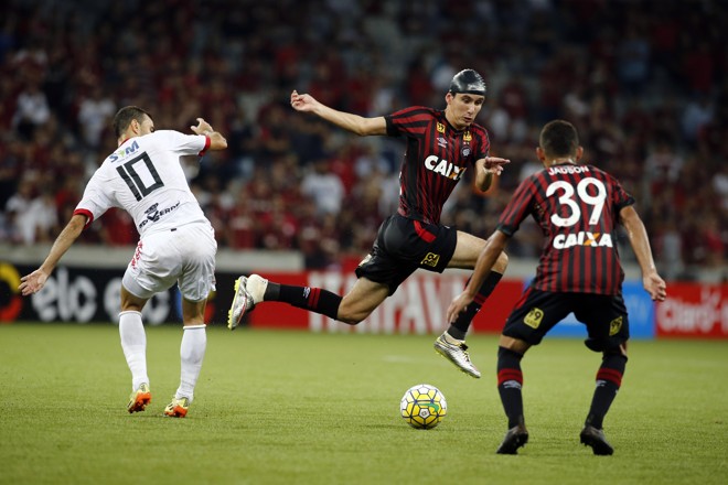 Meia-atacante Pablo machucou a cabeça durante a partida e utilizou uma toca para seguir no jogo. | Albari Rosa/Gazeta do Povo
