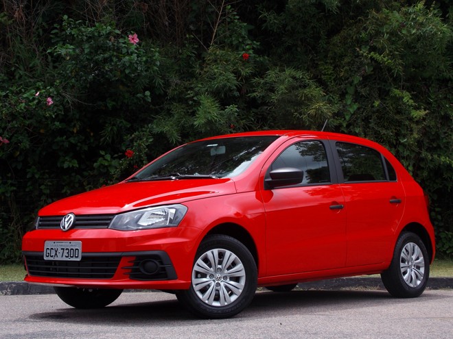 VOLKSWAGEN GOL 1.0 (três cilindros). Consumo: 8,8/10,3 km/l (cidade/estrada) com etanol; 12,9/14,5 km/l (cidade/estrada) com gasolina. Potência: 75/ 82 cv (g/e). Câmbio: manual de 5 marchas. Preço: a partir de R$ 34.890. |