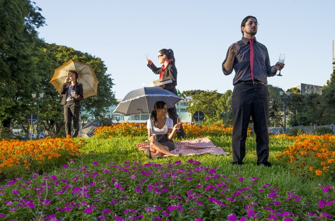 Show acaba em pizza na rotatória do Centro Cívico. | Hugo Harada/Gazeta do Povo