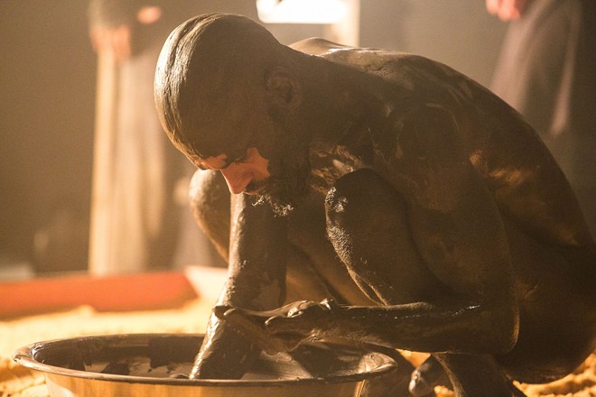 Homem-lama em “Caranguejo Overdrive”, do Rio de Janeiro. | Lina Sumizono/Divulgação