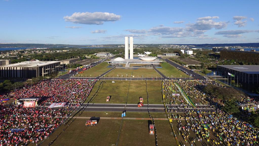 Cerca de 57 mil pessoas protestaram na Esplanada dos Ministérios em Brasília. | Marcelo Bassul/AFP