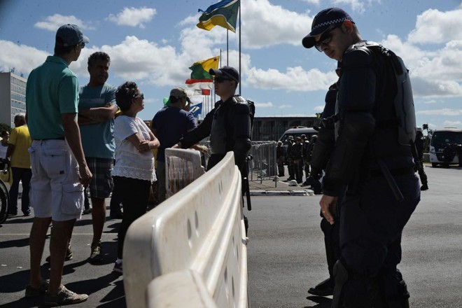 Manifestantes favoráveis ao impeachment se reúnem em frente a barreira policial erguida no Congresso Nacional. | ANDRESSA ANHOLETE/AFP