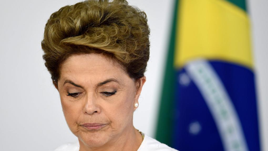 Presidente Dilma Rousseff assiste à votação no Palácio do Planalto ao lado de aliados. | Evaristo Sá/AFP