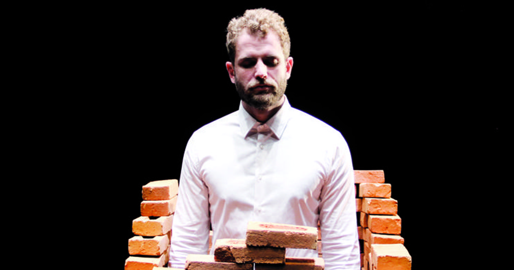 Espetáculo “Hamlet - Processo de Revelação”, apresentado no Festival de Curitiba: debandada geral