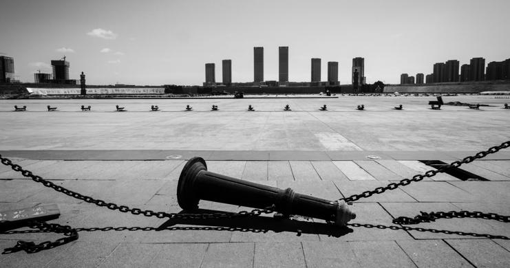 O distrito de Kangbashi começou como um projeto de Ordos, cidade do sudoeste da Mongólia Interior. A área está cheia de prédios de escritórios, centros administrativos, museus, teatros e outros espaços. Idealizada para 1 milhão de pessoas, porém, quase ninguém vive por lá. | Uday Phalgun/Creative Commons