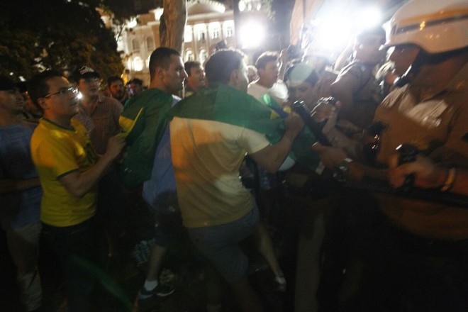 PM tenta conter manifestantes enfurecidos | Antonio More