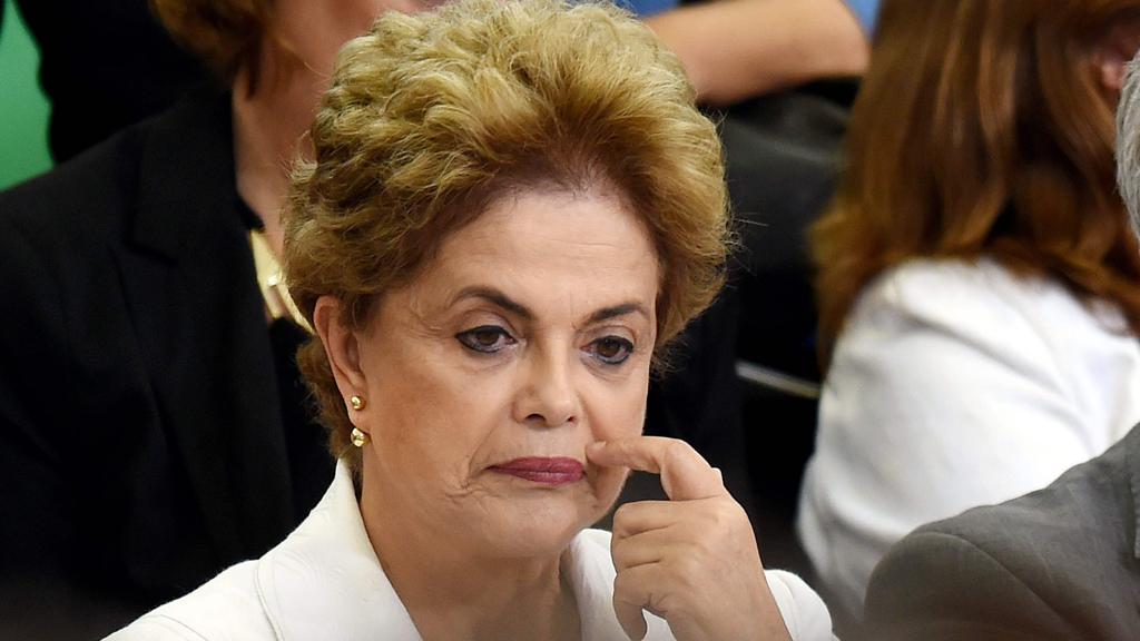 Presidente Dilma Rousseff trabalha nos bastidores para garantir votos suficientes para barrar o impeachment. | Evaristo Sá/AFP