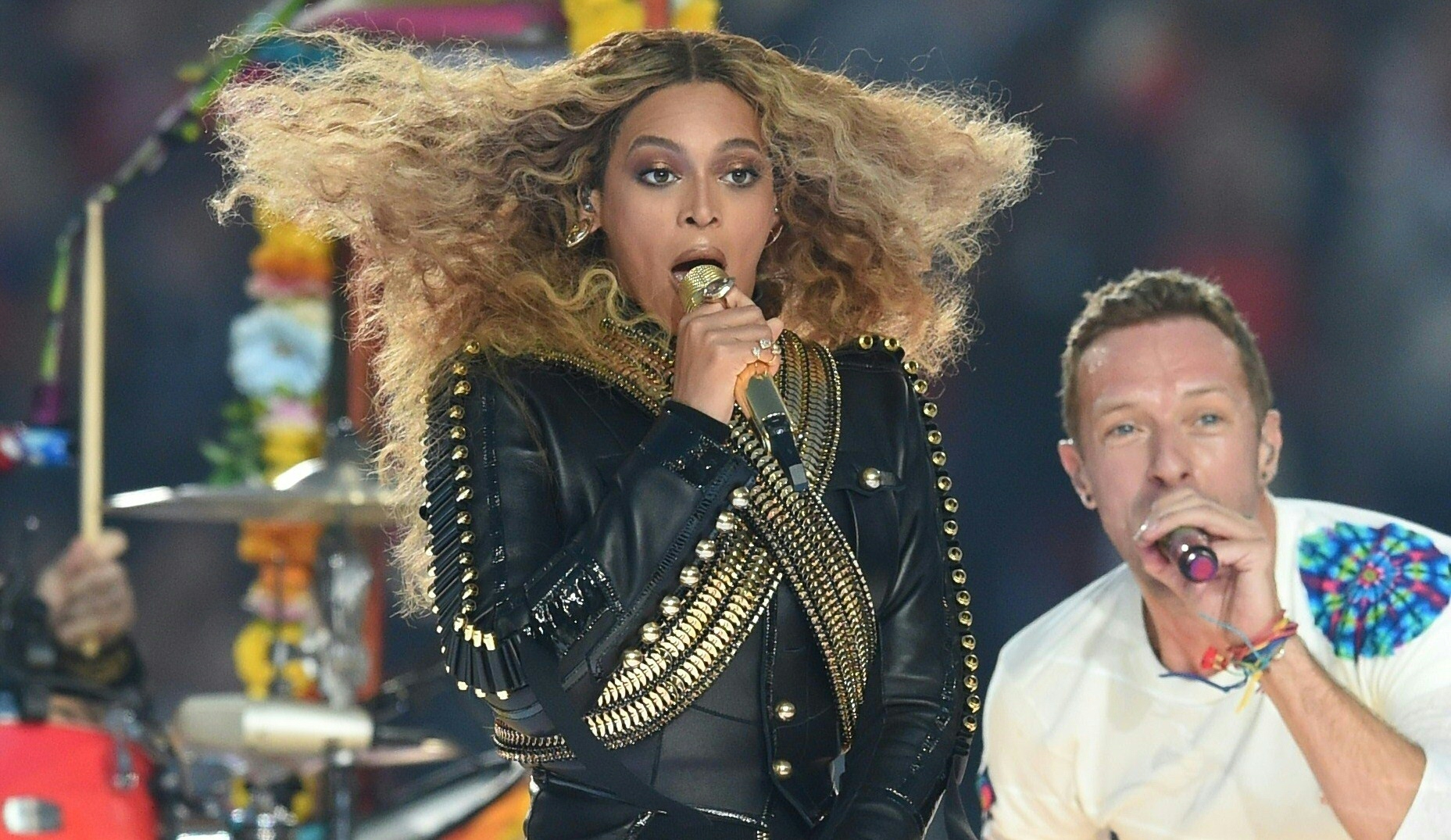 Beyoncé com Chris Martin, do Coldplay, no show do último Superbowl: música controversa apresentada naquela noite está em novo álbum | TIMOTHY A. CLARY/AFP