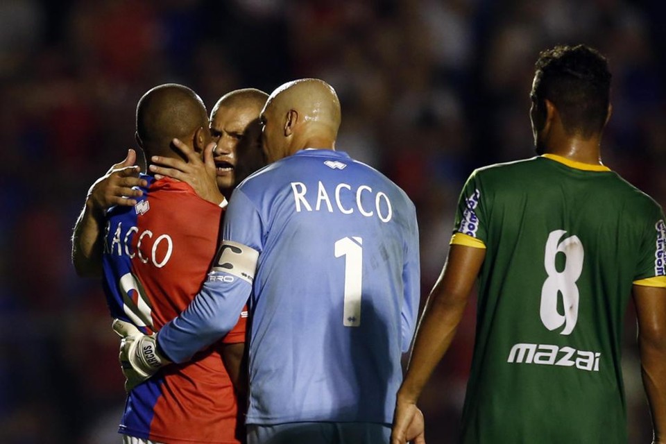 O goleiro Marcos e o experiente Nei conversam com o atacante Lúcio Flávio para que ele não bata o 3º pênalti no jogo. | Albari Rosa/Gazeta do Povo