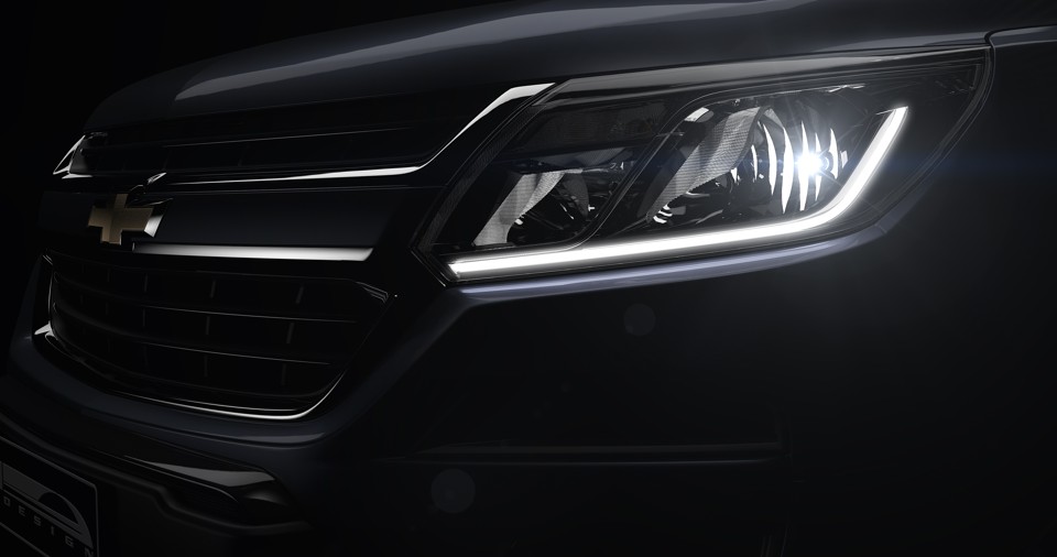 Teaser divulgado pela Chevrolet confirma a dianteira com faróis mais afilados e luz diurna em led , além da barra mais grossa que divide a grande frontal. | William Teixeira/Chevrolet
