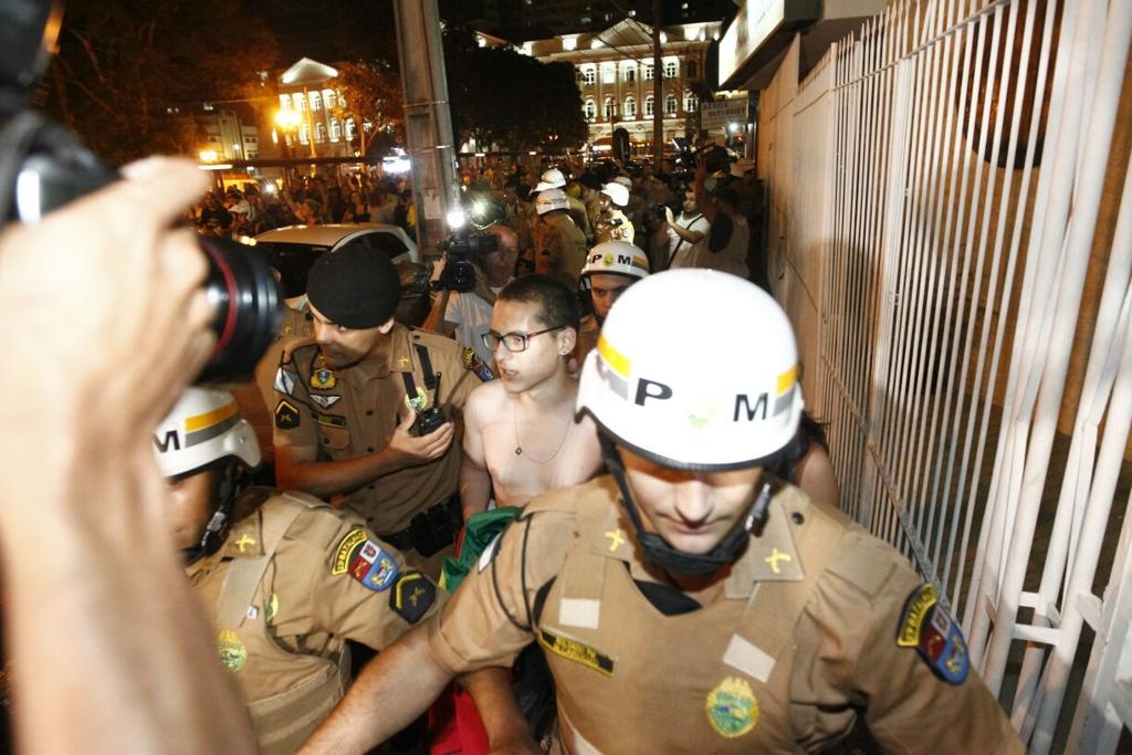 Confusão ocorreu na Santos Andrade. | Antonio More/Gazeta do Povo