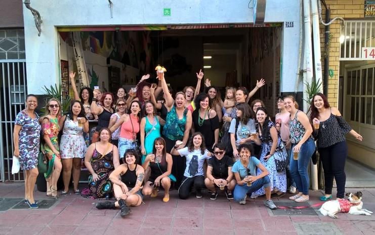 Primeiras participantes a chegarem ao encontro. No Facebook, quase seis mil pessoas confirmaram presença. | Divulgação/