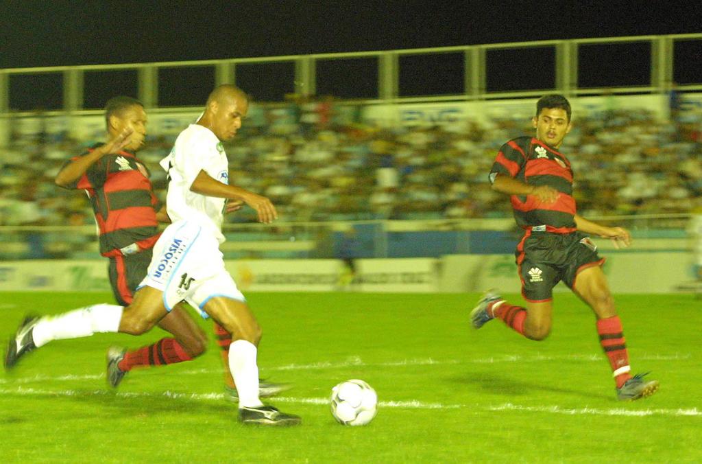 A última passagem do Cacique do Vale pelo Paraná, em 2002. Vitória do Londrina por 3 a 0 pela Série B. | Gilberto Abelha/Jornal de Londrina