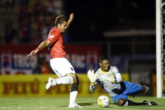 A cobrança da penalidade ficou a cargo de Lúcio Flávio, que não conseguiu balançar a rede. O goleiro Jerfesson defendeu o chute e ainda foi pra cima do volante Jean, que tentou aproveitar o rebote. Continuava 1 a 0 para o Tricolor. | Albari Rosa/Gazeta do Povo