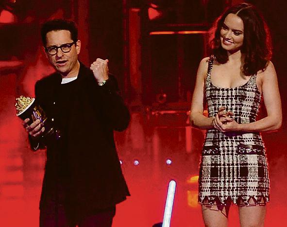 J.J. Abrams e Daisy Ridley recebem o prêmio por “Star Wars” | Kevork Djansezian/AFP