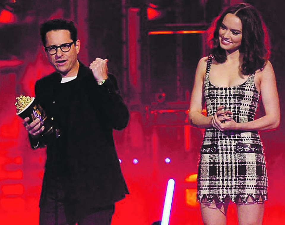 J.J. Abrams e Daisy Ridley recebem o prêmio por “Star Wars” | Kevork Djansezian/AFP
