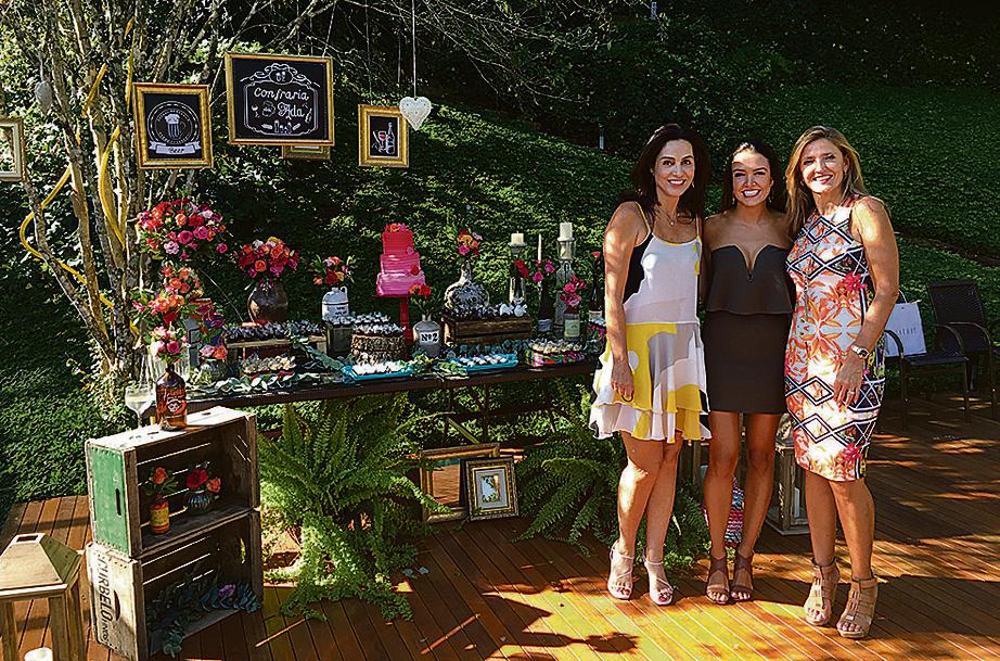 A empresária e estilista Irit Czerny (à esq.) organizou no último sábado um chá de panela para a arquiteta Eduarda Leal Ehlke (ao centro), filha de sua amiga Silvia Leal (à dir.), que se casa dia 15 com Luiz Afonso Hauer no Country Club. | Mauro Campos