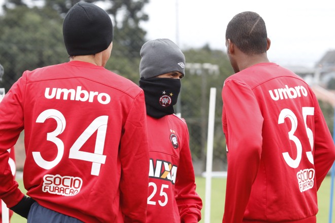 Lateral-direito Léo conversa durante o treinamento do Atlético. | Aniele Nascimento/Gazeta do Povo