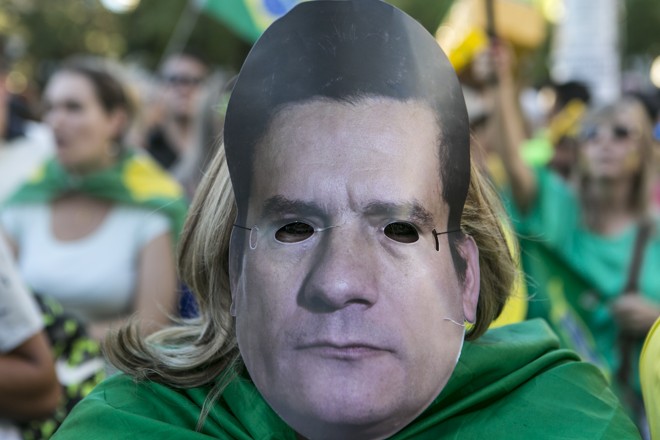 Mulher usa máscara do juiz Sérgio Moro, celebrado no movimento favorável ao impeachment | Marcelo Andrade/Gazeta do Povo