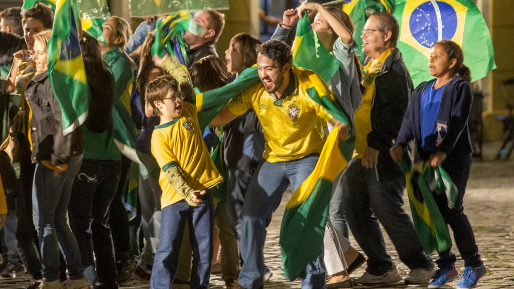 Marcos Veras e o garoto Pedro Vinícius encenam a comemoração do tetracampeonato do Brasil no Largo da Ordem, | Hugo Harada/Gazeta do Povo