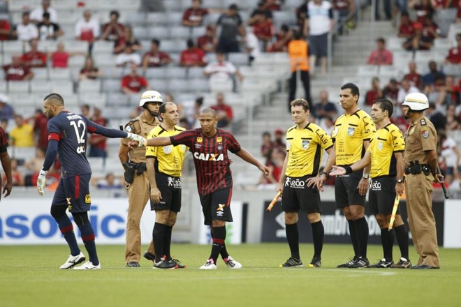 Walter reclamou com a arbitragem no intervalo do jogo. | Daniel Castellano