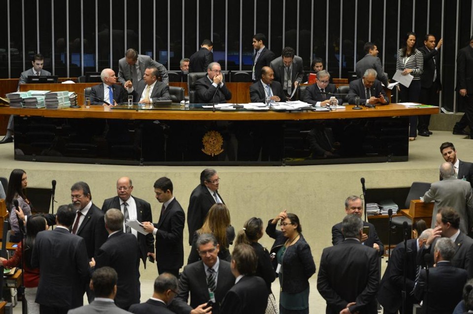 Brasileiros estão acompanhando o desenrolar da “novela” política. | Antonio Cruz/Agência Brasil