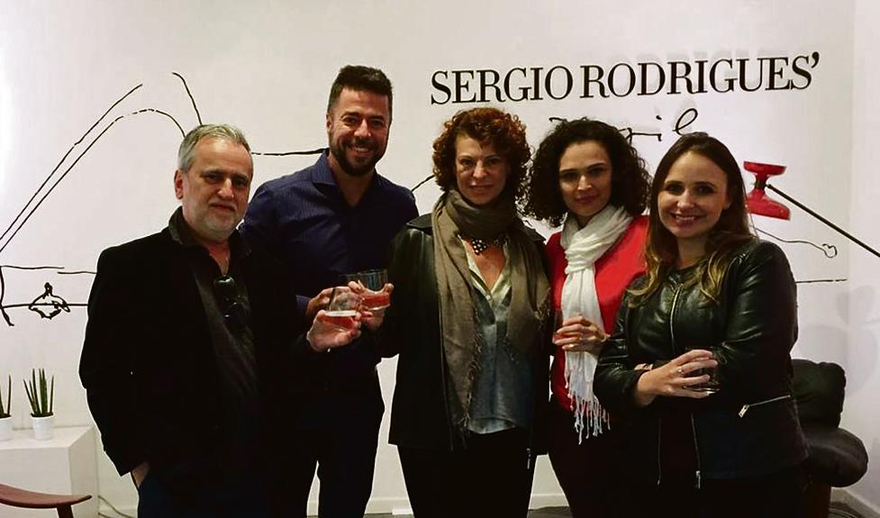 Em Milão, Reinaldo Bessa (à esq.); Marcelo Natel, do marketing da Lin Brasil; Gisele Schwartsburd, diretora da empresa paranaense; e as jornalistas Daliane Nogueira e Larissa Jedyn, da Haus, brindam o sucesso da exposição sobre Sergio Rodrigues, promovida pela Lin Brasil durante a mostra de design italiana. | Haus/Gazeta do Povo