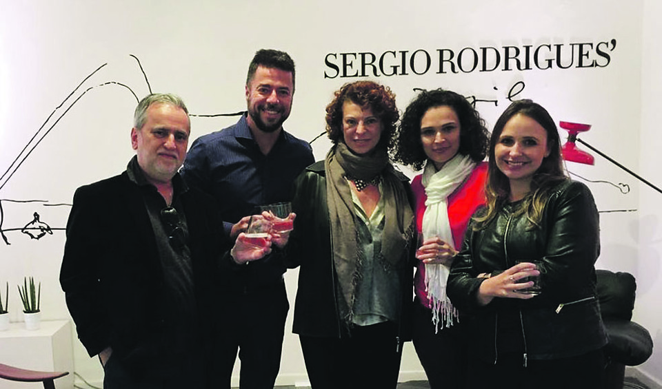 Em Milão, Reinaldo Bessa (à esq.); Marcelo Natel, do marketing da Lin Brasil; Gisele Schwartsburd, diretora da empresa paranaense; e as jornalistas Daliane Nogueira e Larissa Jedyn, da Haus, brindam o sucesso da exposição sobre Sergio Rodrigues, promovida pela Lin Brasil durante a mostra de design italiana. | Haus/Gazeta do Povo