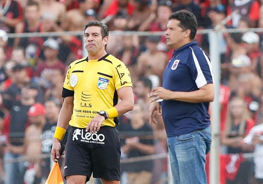 Técnico Claudinei Oliveira lamentou que superioridade do Paraná não resultou em classificação para a final. | Henry Milleo/Gazeta do Povo