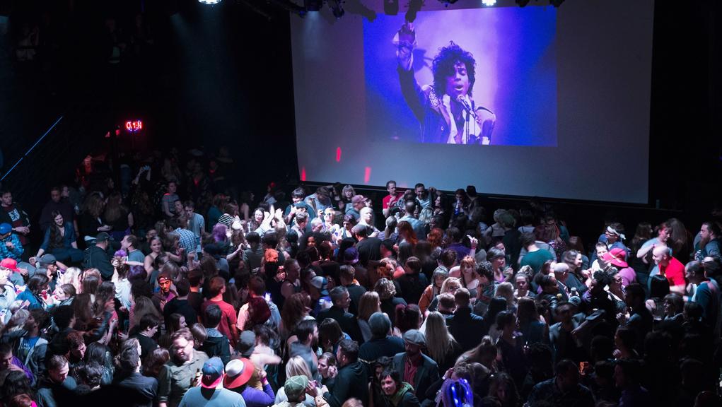 Fãs em Minneapolis viraram a noite dançando ao som de Prince | Scott Olson/AFP