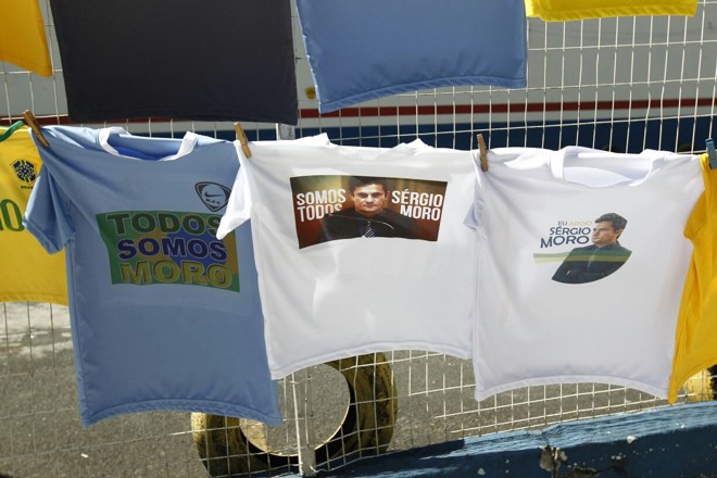 Segundo os comerciantes, tudo que menciona Sérgio Moro vende bem. | Jonathan Campos/Gazeta do Povo