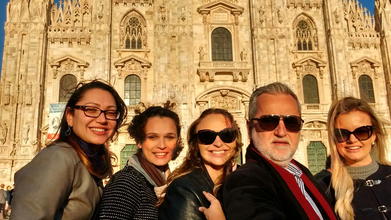 Andréa Corrêa, da Berneck Painéis(à esq.), Daliane Nogueira, Larissa Jedyn, Bessa e a arquiteta Silvia Crippa. Ao fundo, a magnífica catedral de Milão. | Gazeta do Povo