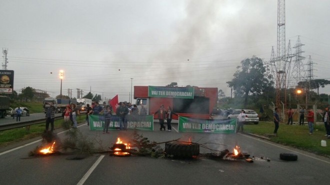 Na rodovia BR-277, em Curitiba, integrantes do Movimento dos Trabalhadores Rurais Sem Terra (MST) protestaram a favor da democracia. | Reprodução /PRF