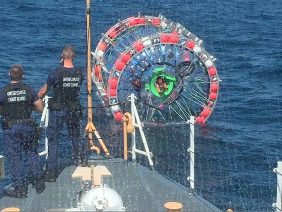 Guarda Costeira da Flórida resgatou o corredor Reza Beluchi no Atlântico | Reprodução/Twitter USCG Southeast