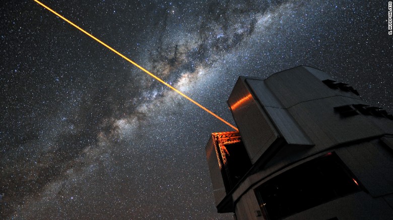 Lasers parecidos aos usados no telescópio gigante Very Large Telescope, no Chile, que possui 22MW de potência, poderiam ajudar a disfarçar nosso ´planeta, segundo astrônomos. | Reproução/G. Hudepohl / ESO