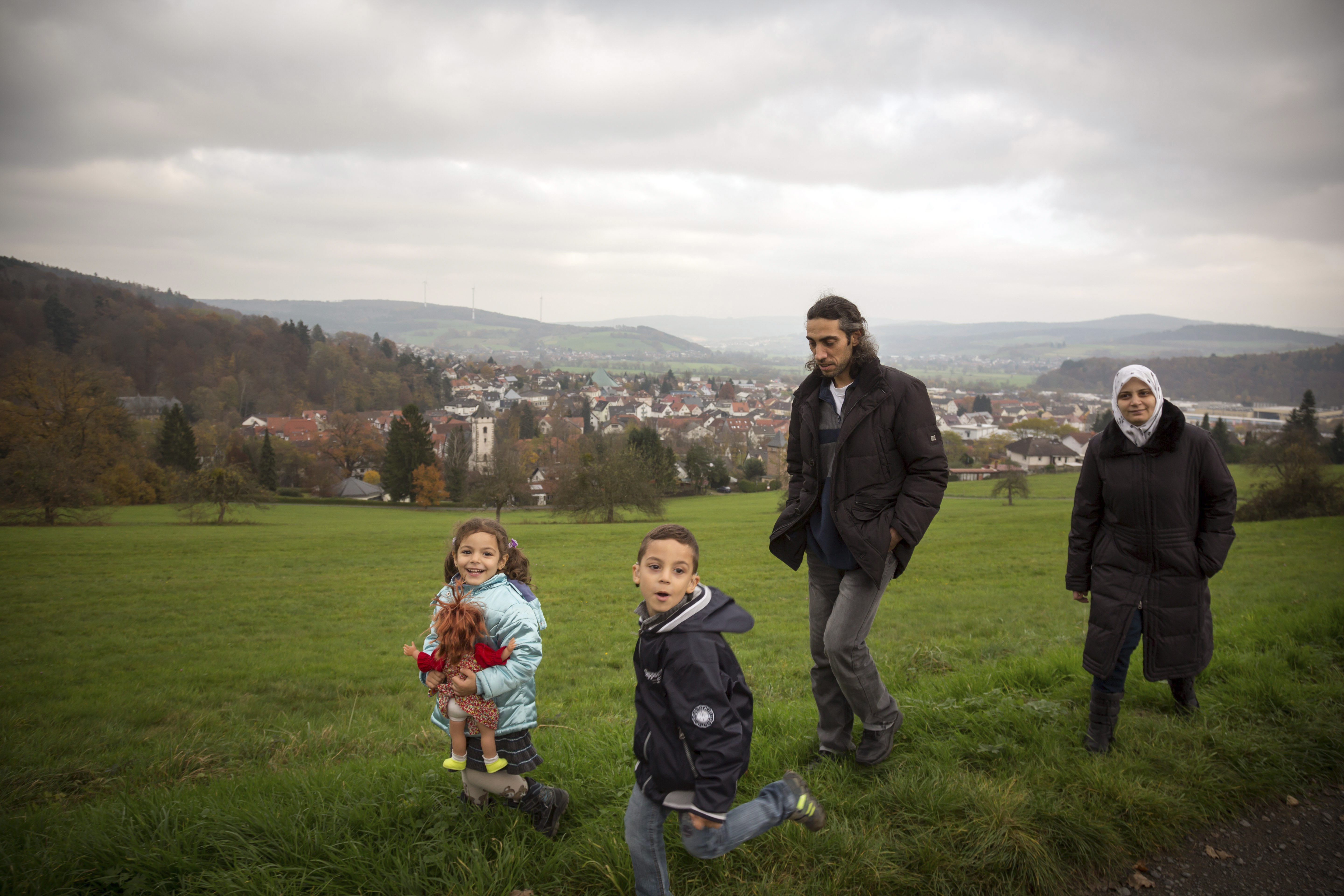 Abdullah (6), à frente, caminha em sua nova cidade com seu pai de Abdulla, Ahmad Khawam (32), sua mãe Najwa (26), e a irmã Ruah (4). Eles fugiram da guerra em Aleppo, Syria em 2012, quando o bombardeio começou. Do Líbano, onde buscaram o primeiro refúgio, foram aceitos pelo Programa de Assistência Humanitária da Alemanha em setembro de 2013. | Divulgação/Acnur