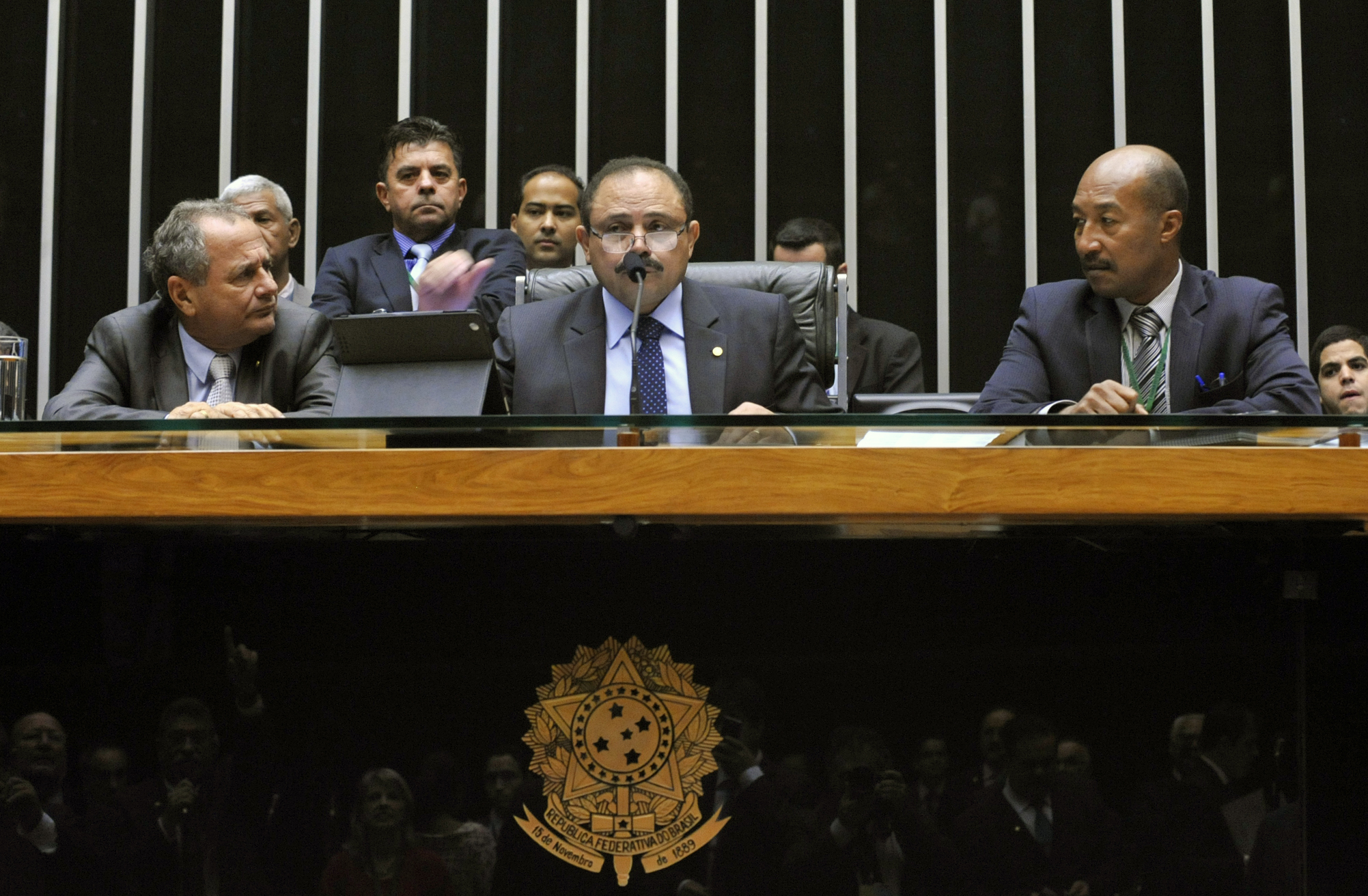 Maranhão (ao centro) está sendo encarado como uma “rainha da Inglaterra”. | Luiz Macedo/Camara dos Deputados