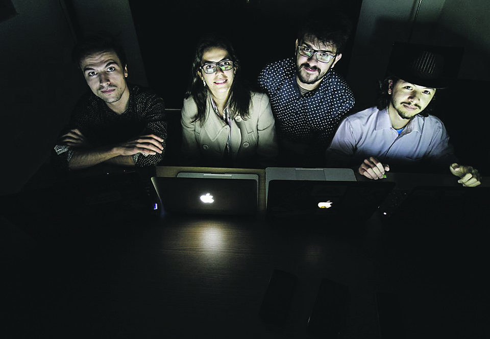Equipe da Neomode, vencedora do hackathon da L’Oréal. Da  esquerda para direita, Daniel Koleski (designer), Fabíola Paes (especialista em varejo), João Felipe (desenvolvedor mobile), Carlos Balsalobre (desenvolvedor web). | Daniel Castellano/Gazeta do Povo