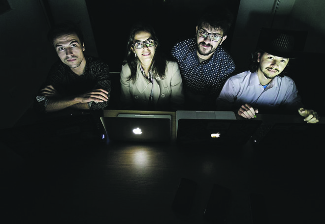 Equipe da Neomode, vencedora do hackathon da L’Oréal. Da esquerda para direita, Daniel Koleski (designer), Fabíola Paes (especialista em varejo), João Felipe (desenvolvedor mobile), Carlos Balsalobre (desenvolvedor web). | Daniel Castellano/Gazeta do Povo