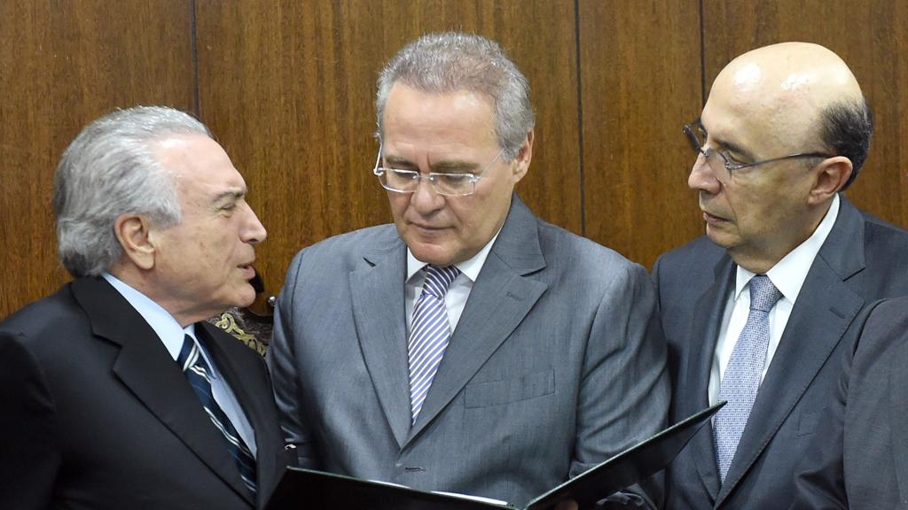 Michel Temer e o ministro da Fazenda, Henrique Meirelles, entregaram projeto de revisão de meta fiscal a Renan Calheiros. | Evaristo Sá/AFP