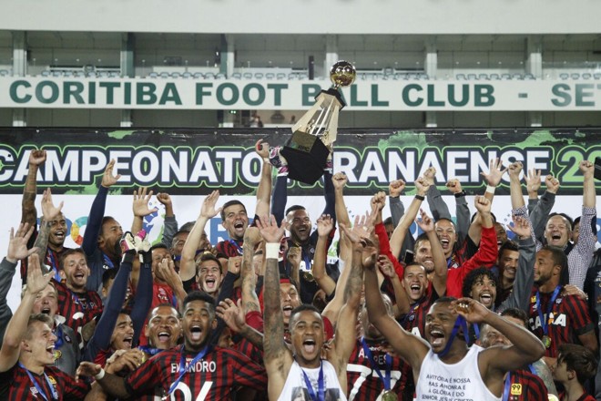 Jogadores fazem a festa com a taça após conquista do Paranaense na casa do arquirrival Coritiba | Daniel CastellanoGazeta do Povo
