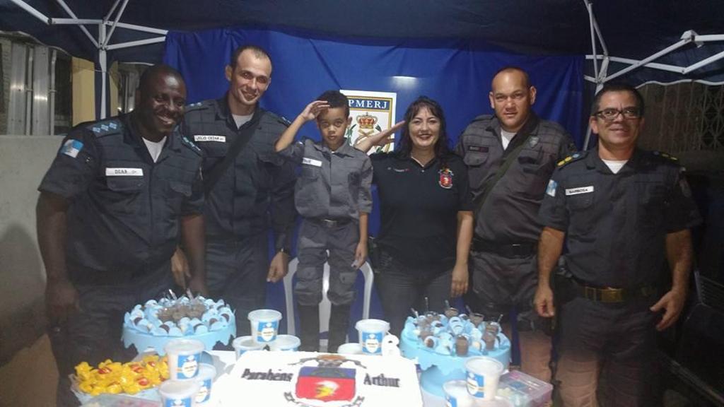 Arthur e os policiais do 16.º BPM de Olaria | Facebook/16º BPM  - Olaria