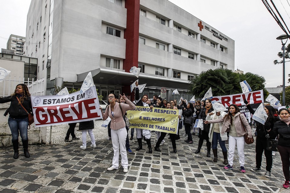 Manifestantes fazem protesto em frente ao Hospital Cruz Vermelha, em Curitiba | Jonathan Campos/Gazeta do Povo