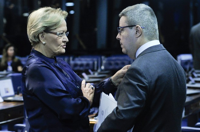 Senadora Ana Amélia (PP-RS) conversa com o senador Antonio Anastasia (PSDB-MG), no Plenário do Senado em Brasília. | Geraldo Magela/Agência Senado